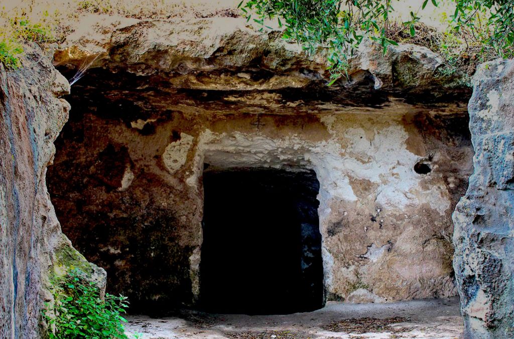 domus-de-janas-elighe-entosu-Binzaesure-azienda-vinicola-vini-Sardegna-Usini-Francesco Manca